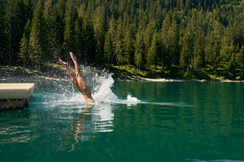 (c)NI Photography, Nicolas Iliano, Schwimmerin taucht in Caumsee