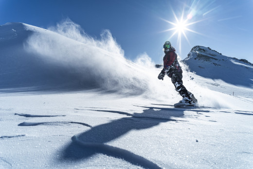 Snowboarder in Flims Laax (c)laax.com/gaudenz danuser